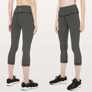 Lululemon Wunder Under Crop Sz 6 (High-Rise) *21"
In Parallel Stripe Black White